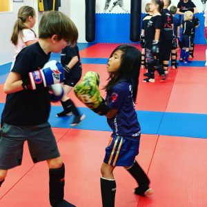 kickboksen kinderen, zelfvertrouwen kinderen, vechtsport kids, kickboksen kids